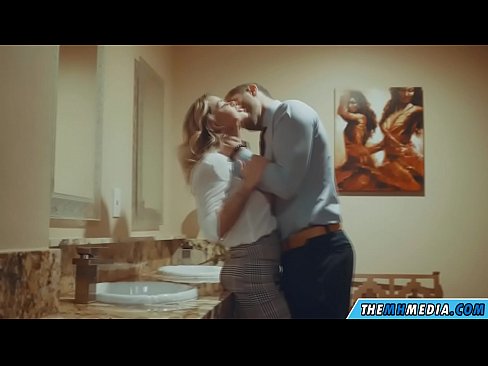 ❤️ Kad te prsata plavuša zavede u javnom toaletu Porno na bs.hentai-ita.ru